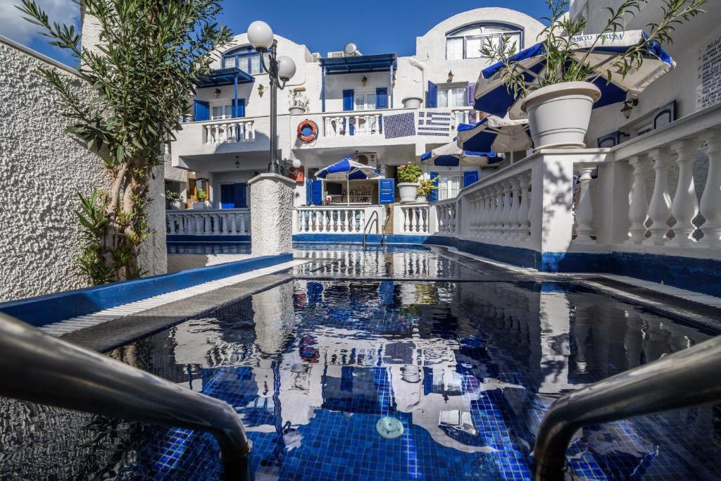 佩里萨波尔图佩里萨酒店的一座建筑的庭院里的一个游泳池
