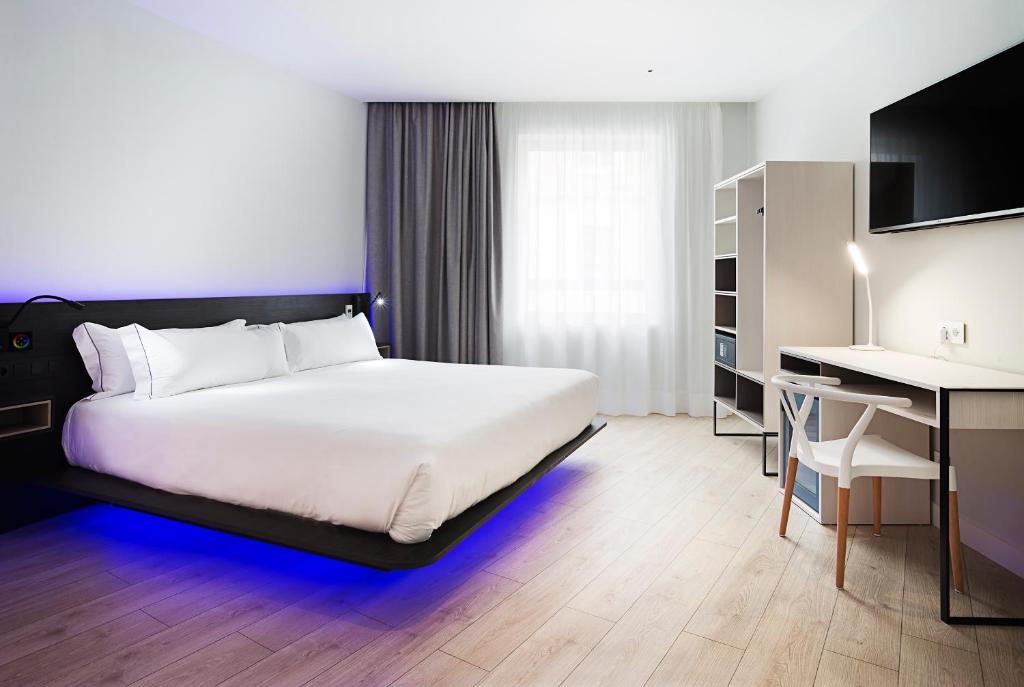 马德里B&B HOTEL Madrid Centro Puerta del Sol的一间卧室配有一张床和一张带电脑的书桌