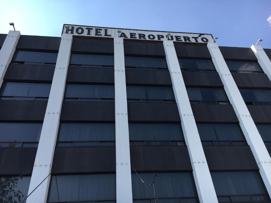墨西哥城奥洛普尔托酒店的一座建筑,上面有酒店的航空标志