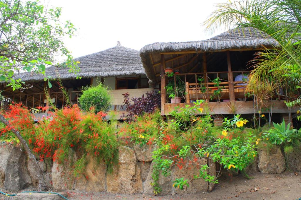 阿扬格慕裕由旅舍的茅草屋顶和一束鲜花的房子