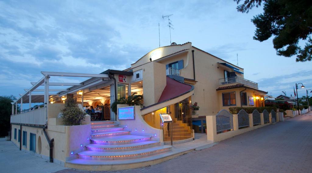 圣多米诺加比阿诺酒店的前面有紫色楼梯的建筑