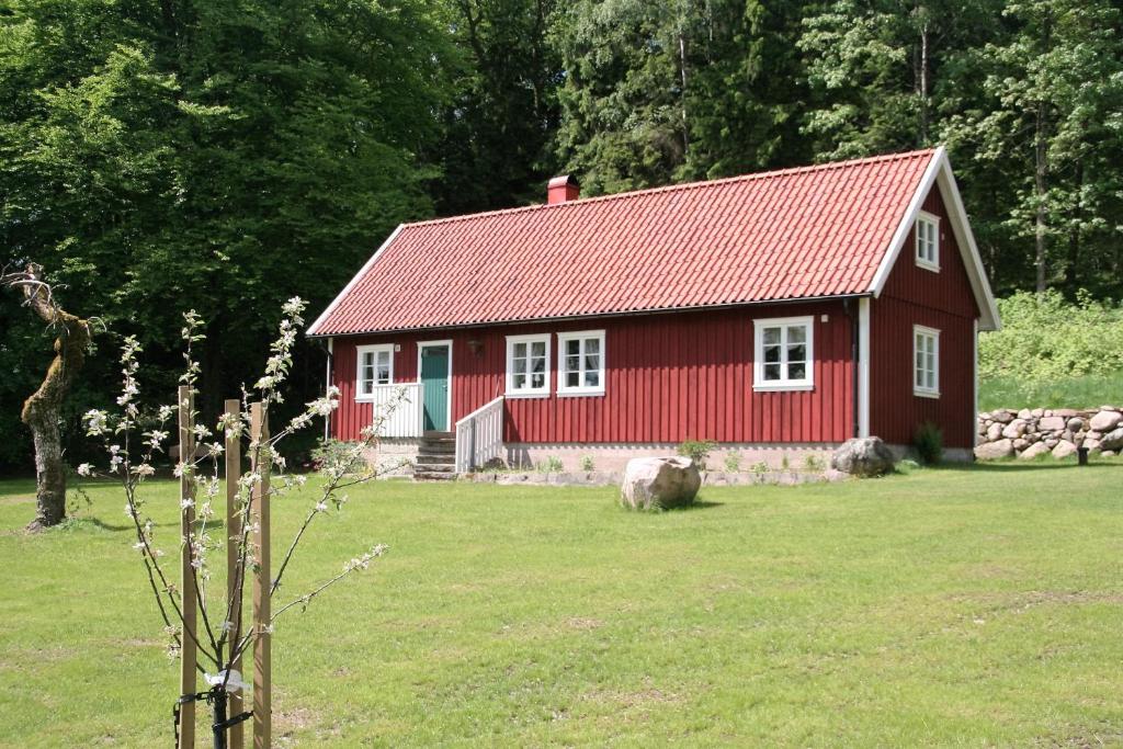 SvartråWråen Svartrå的红色的房子,在田野上有一个红色屋顶