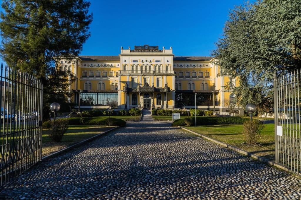 维佐拉提契诺马尔彭莎别墅酒店的前面有门的建筑