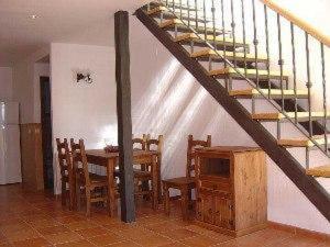 兰德特Las Casitas de los Mata的一间带桌子和楼梯的用餐室