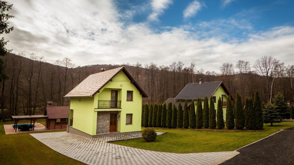 Novo ZvecevoVila Tena的院子中一座黄色房子,屋顶