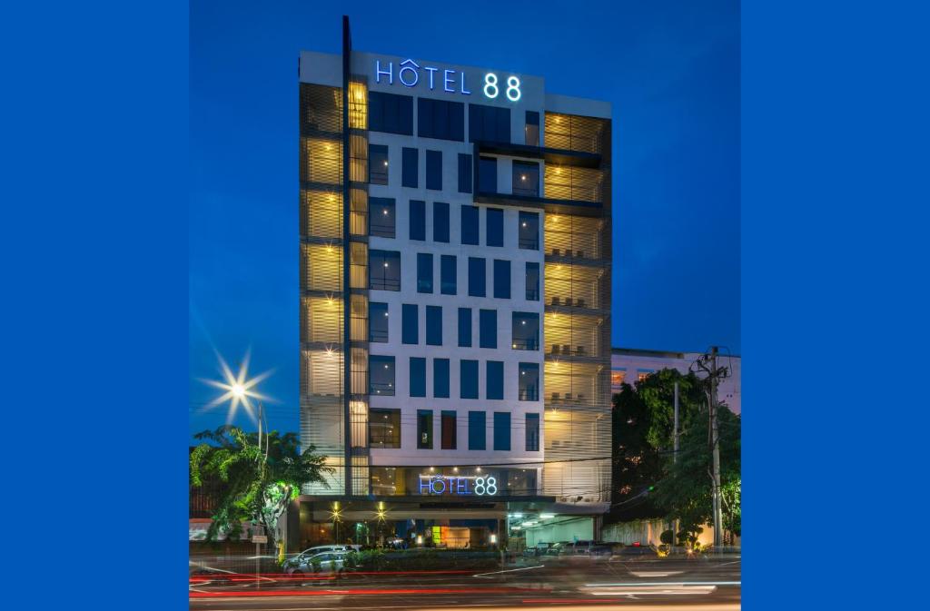 泗水Hotel 88 Embong Malang Surabaya By WH的夜间有灯的旅馆