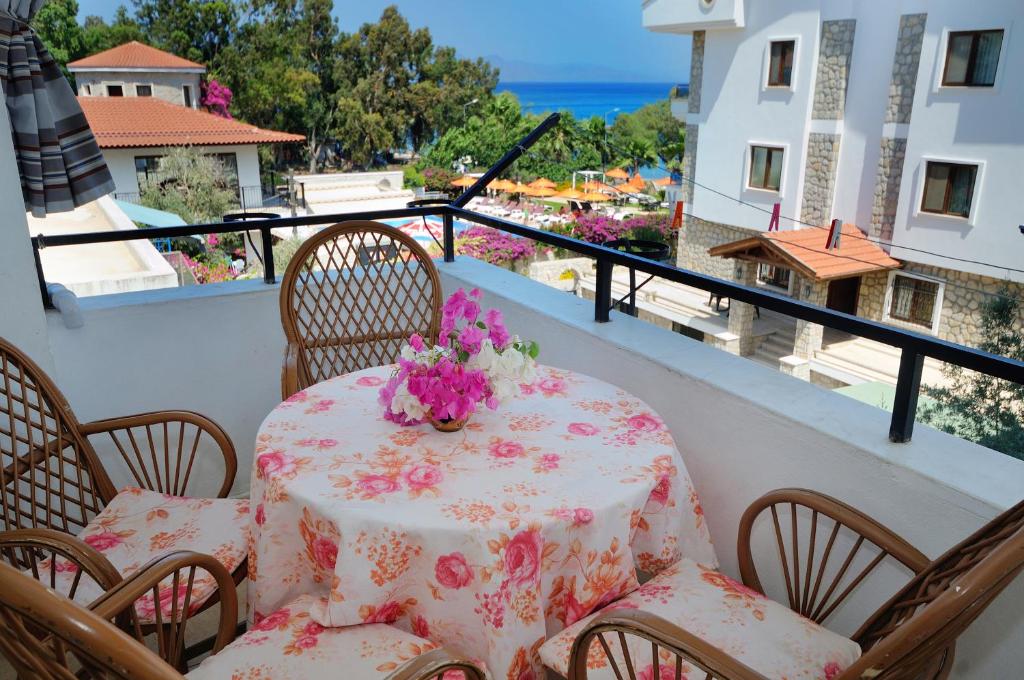 达特恰Kaya Apart Datca的阳台上配有带鲜花的桌椅