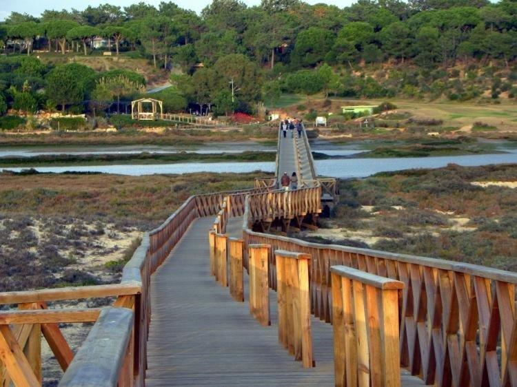 金塔湖Formosa Villas的一群人穿过木桥