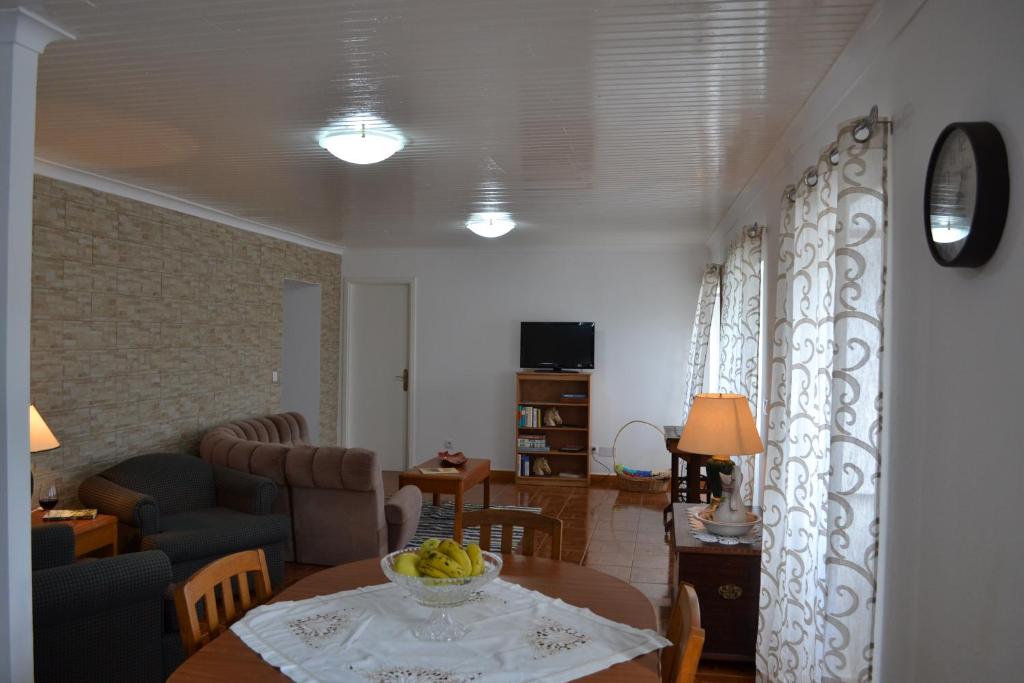 Cabo da PraiaCasa de Santa Catarina的客厅配有桌子和沙发