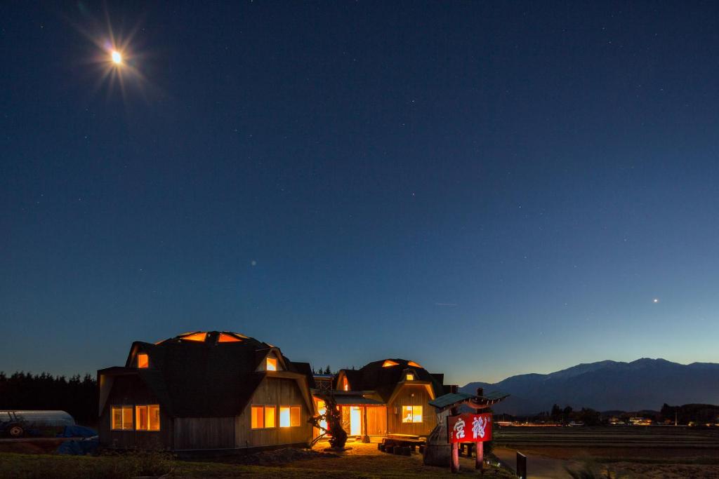 北斗市特杜姆瑞古山林小屋的两个晚上的圆顶,天空中月亮