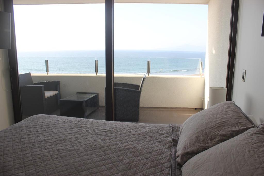 科金博Departamento Jardín del Mar的一间卧室配有一张床,享有海景