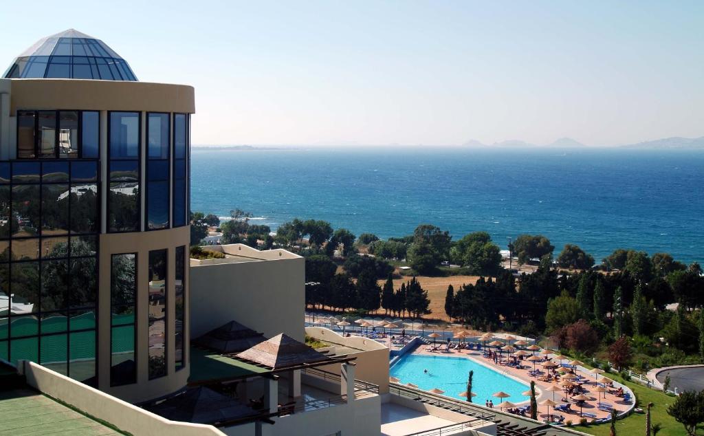 科斯镇齐普利提斯全景套房酒店 的享有带游泳池和海洋的度假胜地的景致