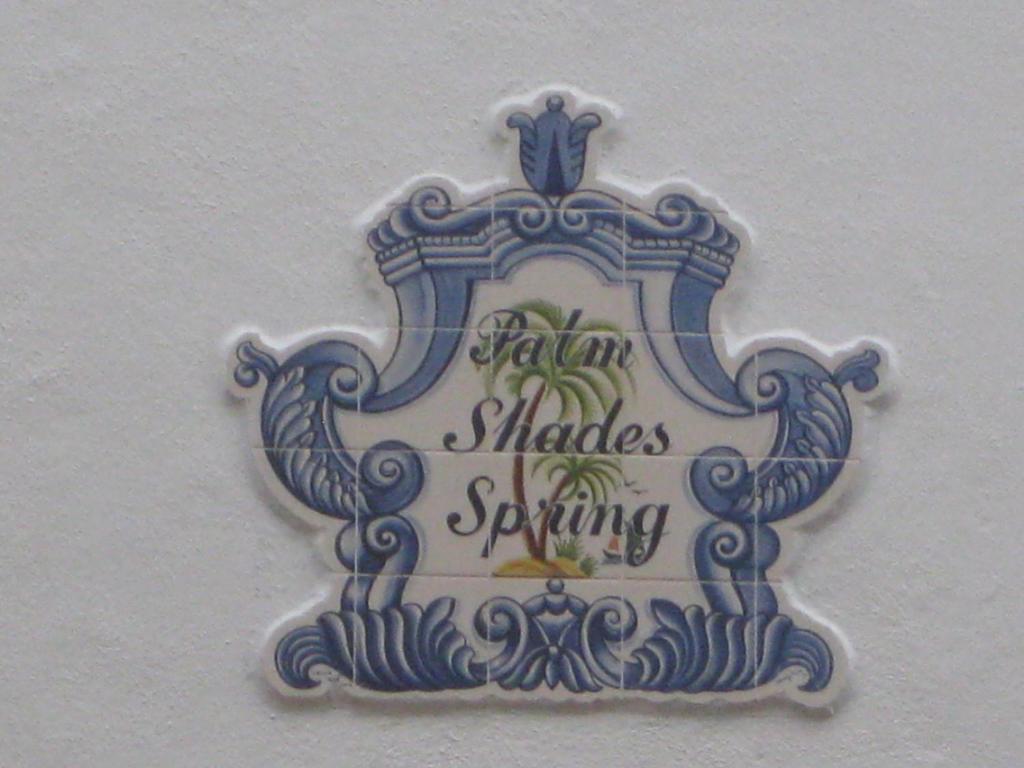 比纳里姆Palm Shades Spring的白色墙上的蓝色和白色标志