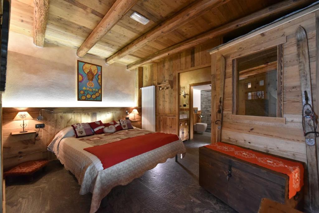 瓦托内切兰西安帕奎亚住宿加早餐旅馆的一间卧室设有一张床和木墙