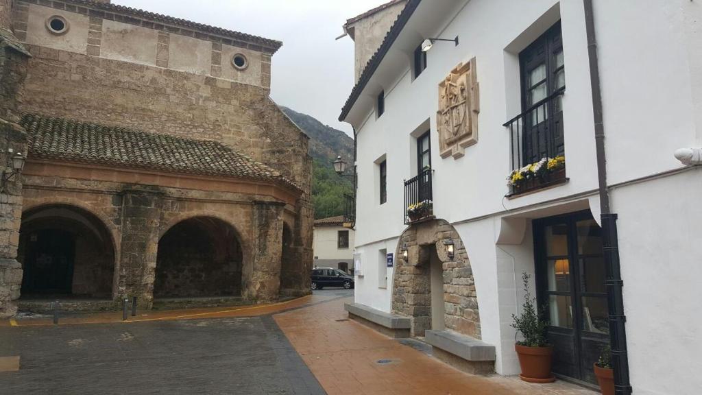 阿尔内迪略Casa Rural Las Pedrolas的两栋建筑之间的小巷,建筑有窗户