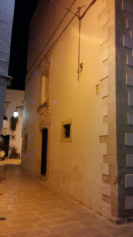马丁纳弗兰卡La Dimora del Beato的白色大建筑的角落,设有窗户