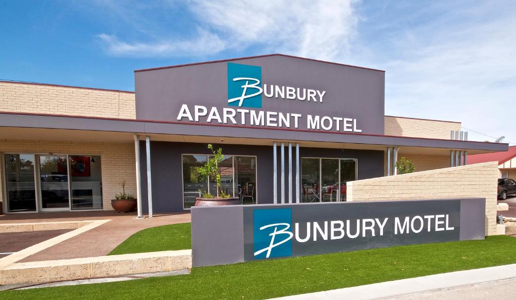 班伯里Bunbury Motel and Apartments的前面有标志的建筑