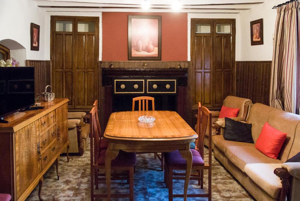 塞古拉 - 德拉谢拉Casa Felix的客厅配有桌子和沙发
