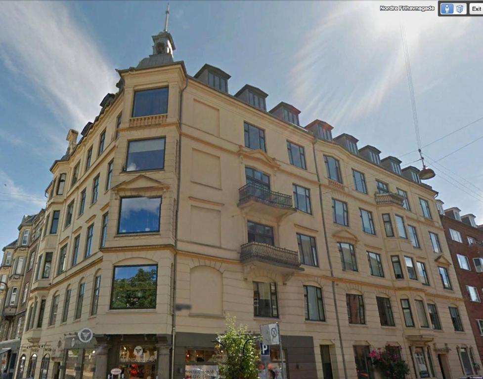 哥本哈根Copenhagen Apartment with excellent location的一座大型建筑,上面有一座塔