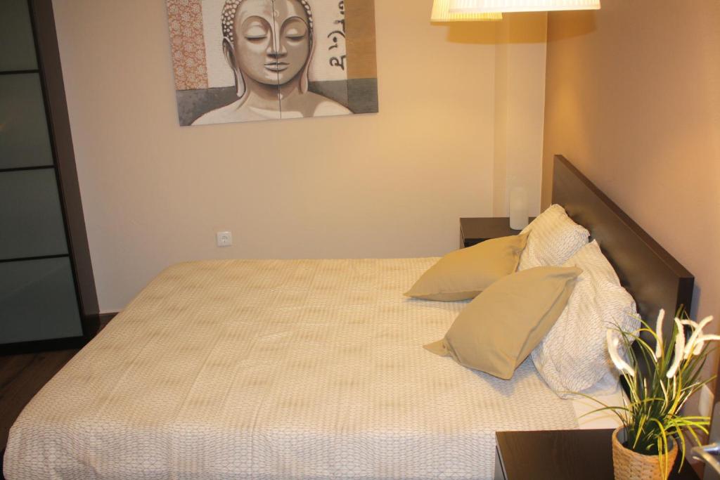 贝萨卢Cal Arxè的一间卧室,配有一张带头部雕像的床