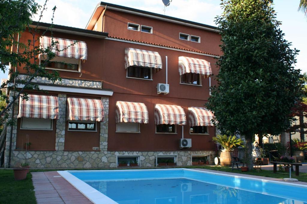 代森扎诺-德尔加达迪塞萨诺德住宿加早餐酒店的建筑前的一座带游泳池的建筑