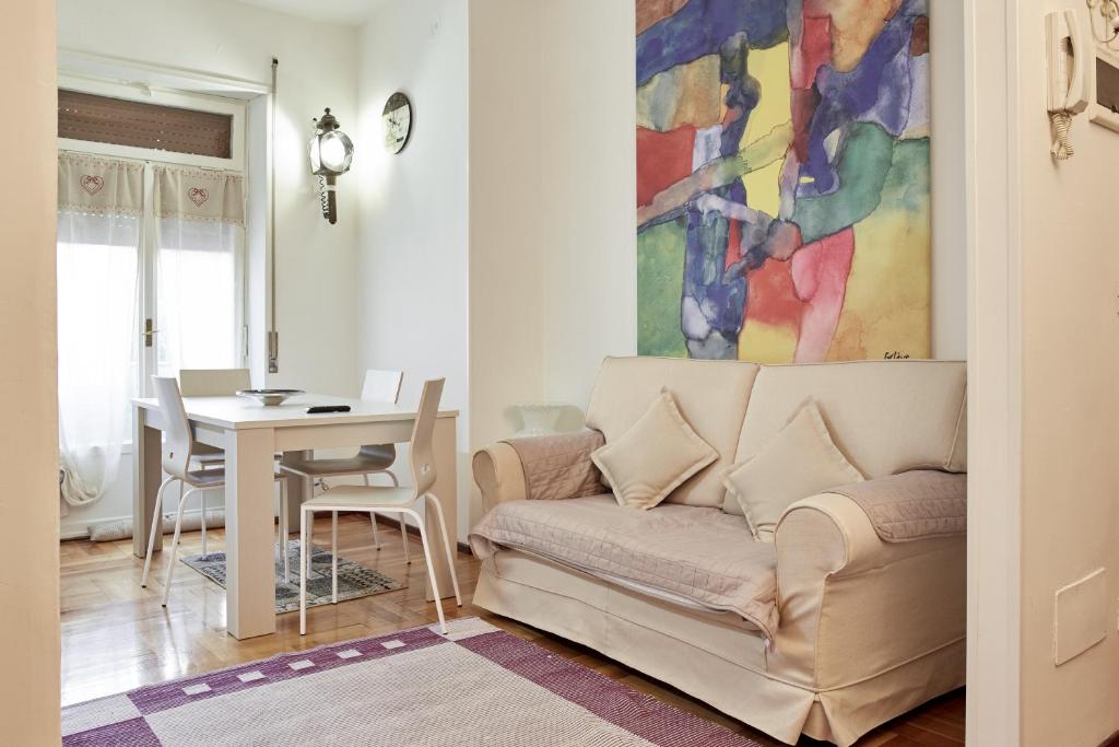 维罗纳Maison de Amelie的客厅配有沙发和桌子