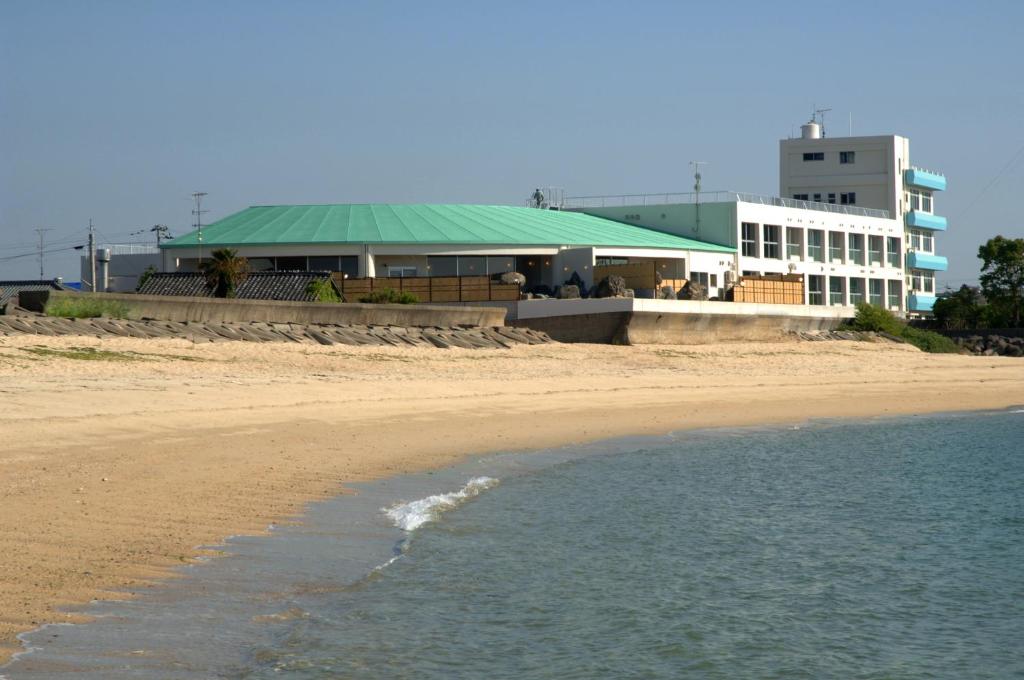 松山シーパの湯 Seapa Makoto的海边的一栋建筑