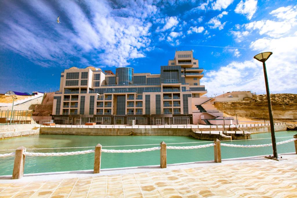 阿克套里海海滨皇宫大酒店的享有水面的度假胜地美景