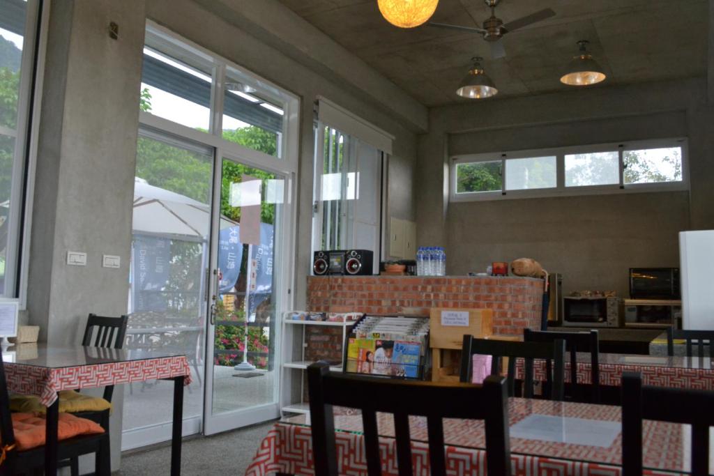 成功镇David Samstrong Lite 小馬客棧 果園的用餐室设有桌椅和窗户。