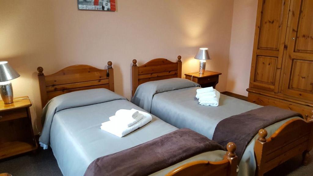比耶拉卡拉露娜酒店的配有2张单人床的客房,配有2盏灯