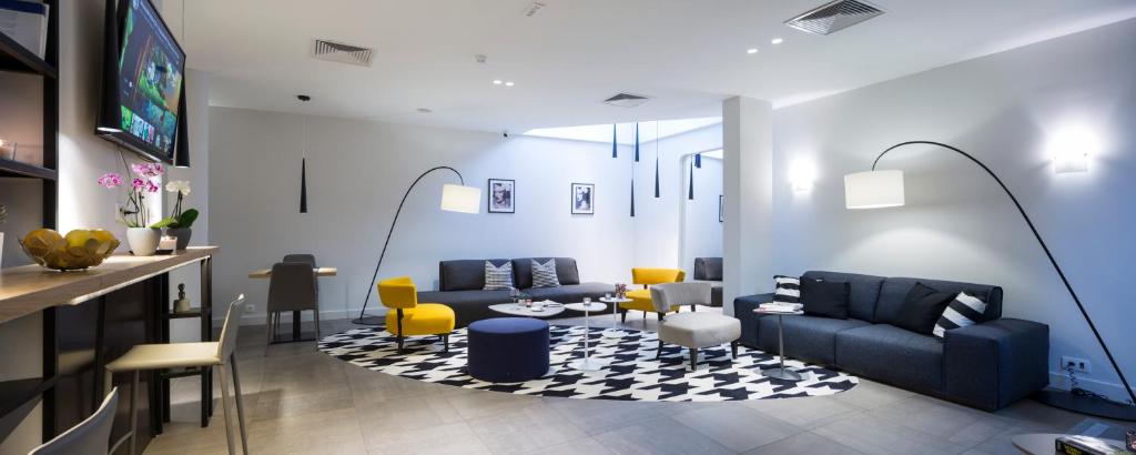 萨格勒布里弗瑞斯酒店的客厅配有蓝色家具和黄色椅子