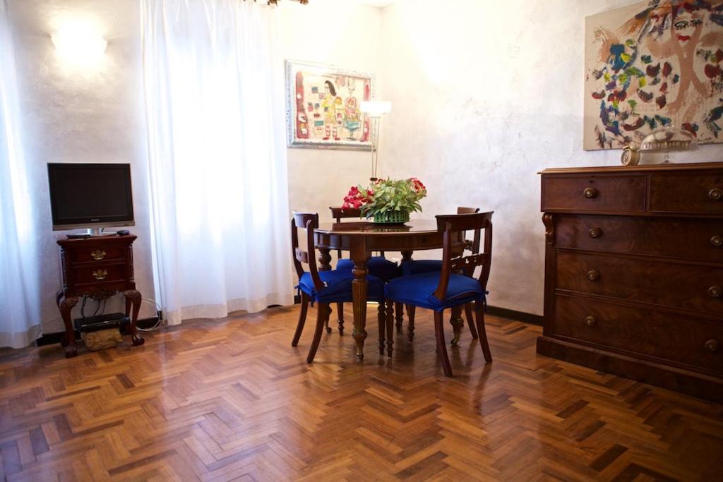 罗马拉卡榭迪齐奥马里奥公寓的一间带桌椅和电视的用餐室