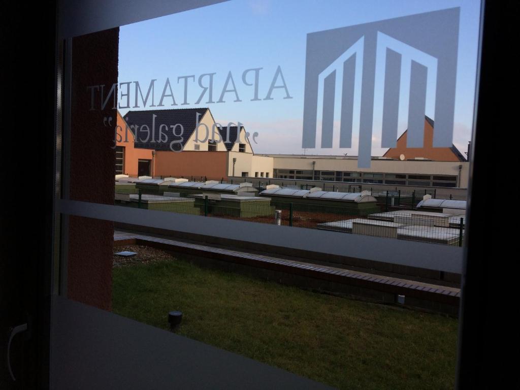 斯塔加德什切青Apartament Nad Galerią的从带标志的建筑窗口欣赏风景