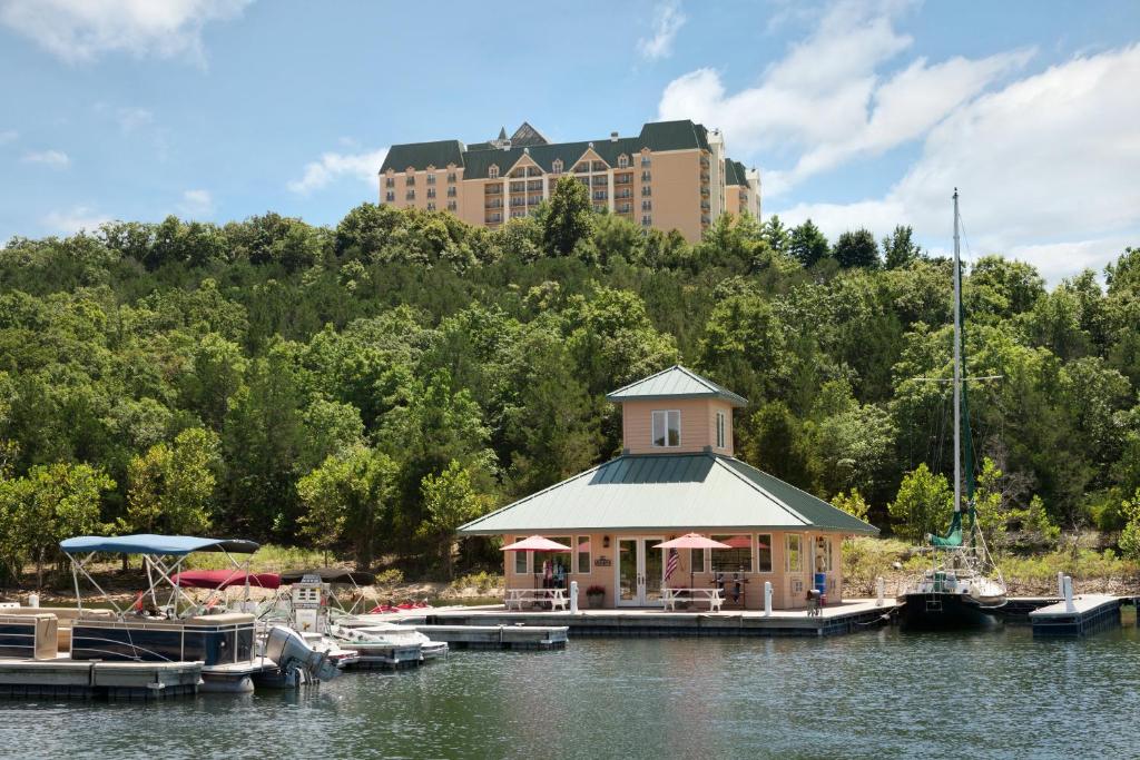 布兰森Chateau on the Lake Resort Spa and Convention Center的水面上的建筑,后方是酒店