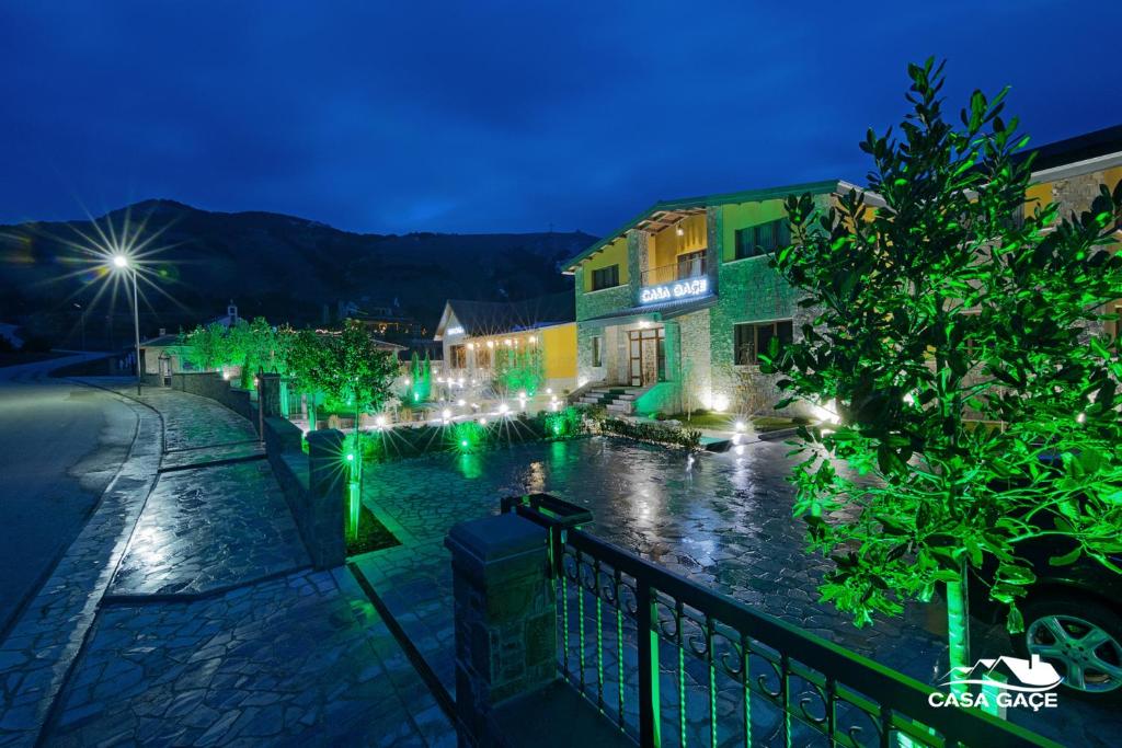 戈里察Casa Gaçe Hotel的水面上灯火通明的城市