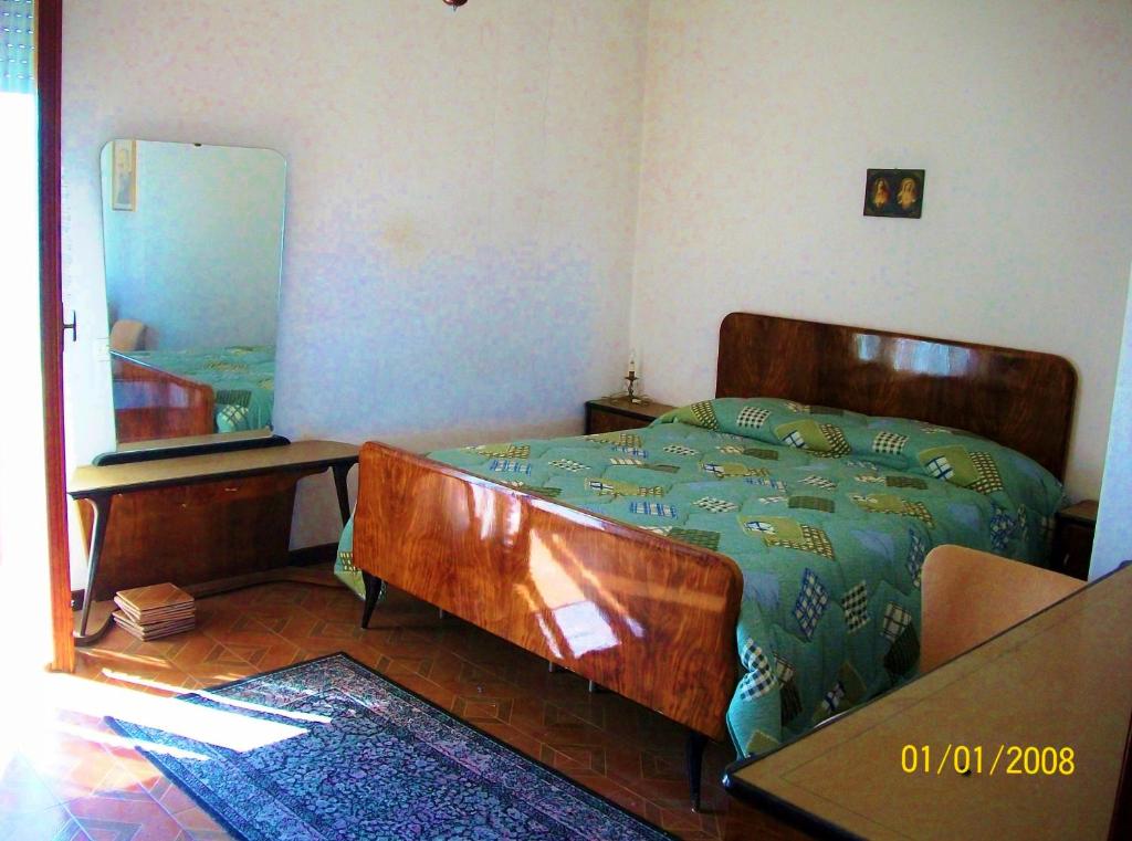 Montopoli in SabinaSweet Home的一间卧室配有木床和镜子