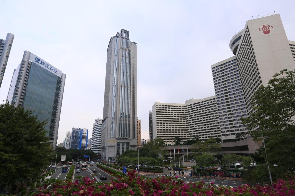 广州友乐乐酒店公寓（淘金地铁站）的一座有高楼和有车的街道的城市