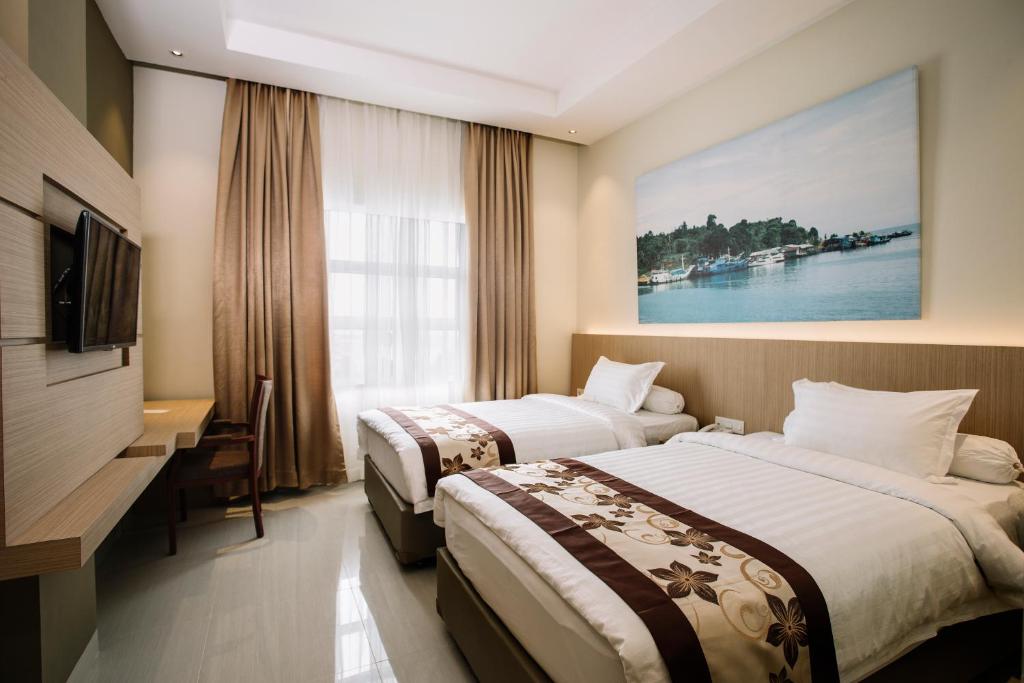 巴淡岛中心巴淡岛中心萨希德会议酒店的酒店客房设有两张床和电视。