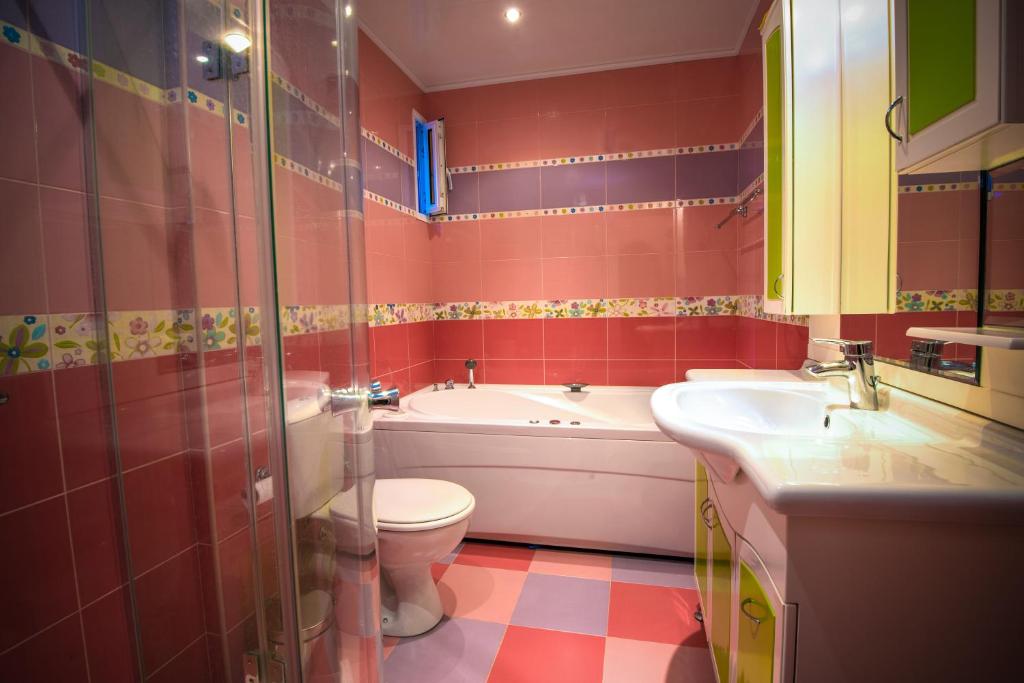 旧扎戈拉Apartment Elegance的带浴缸、卫生间和盥洗盆的浴室