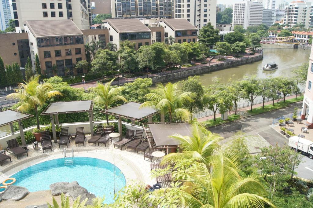 新加坡Robertson Quay Hotel的城市游泳池空中景观