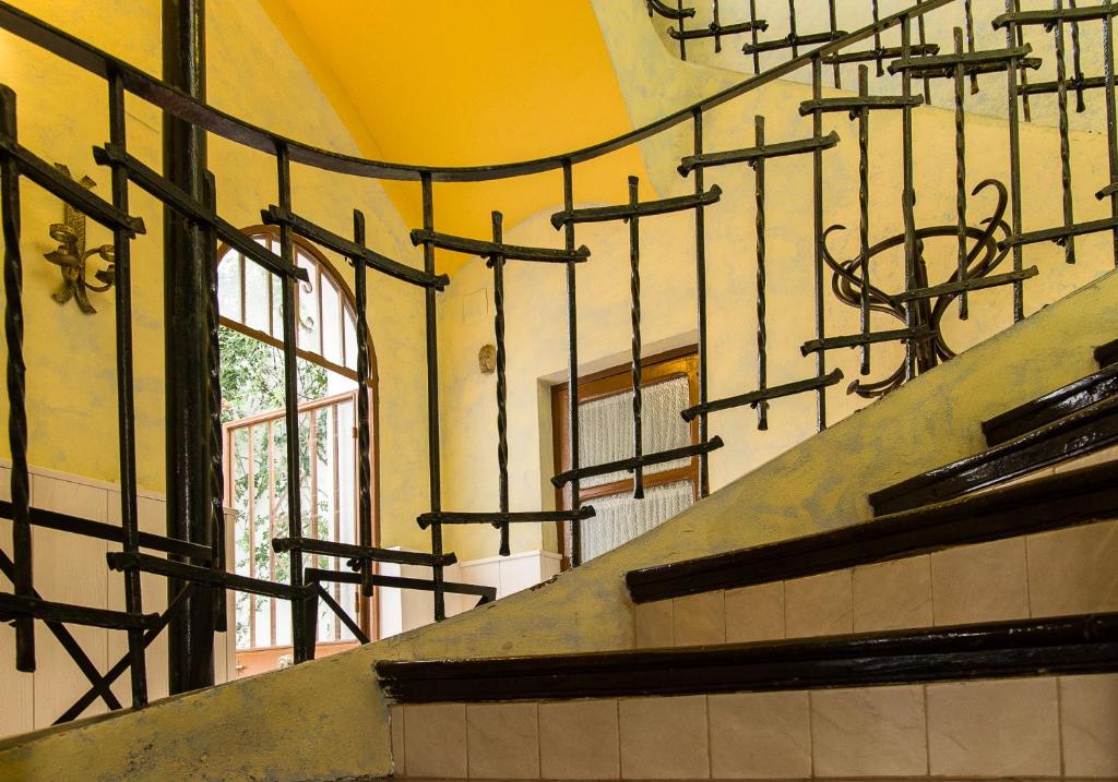 科尔多瓦Casa Juramento的建筑物内带有铁栏杆的楼梯