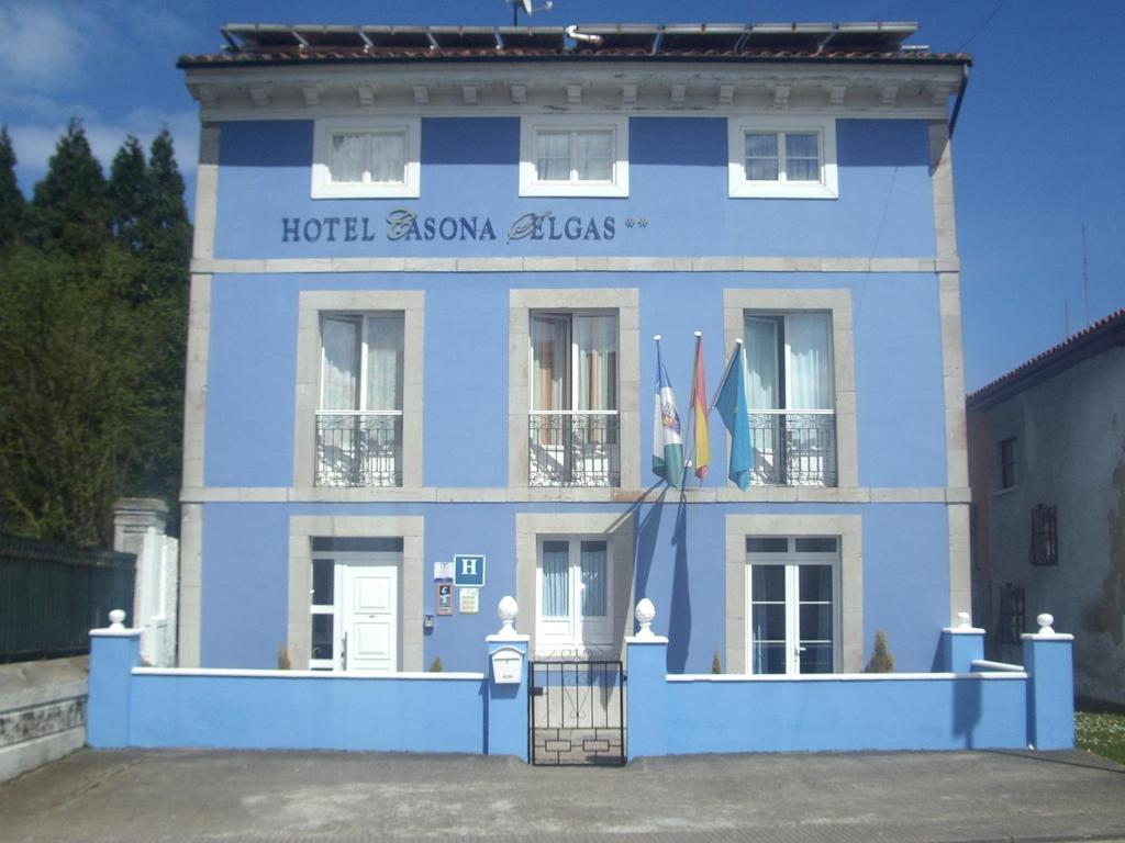 库迪列罗H Casona Selgas de Cudillero的蓝色建筑,带有酒店阿尔贡步兵的字眼