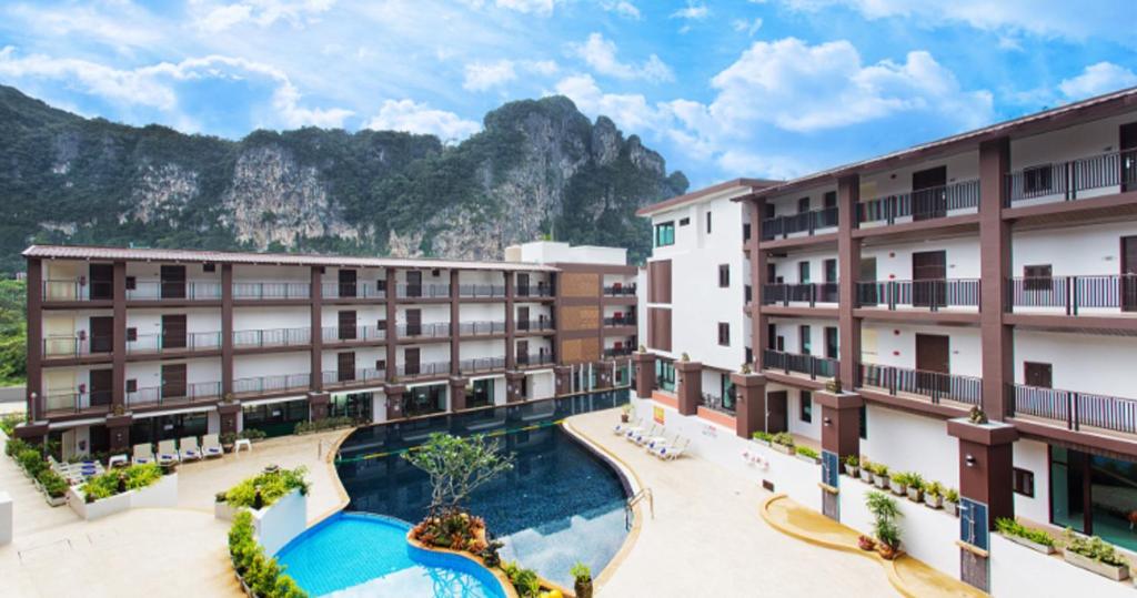 奥南海滩The Lai Thai Luxury Condominiums- Sha Extra Plus的享有酒店背景的山景