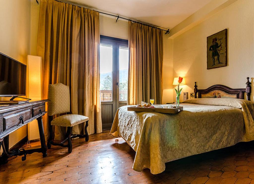 蓬费拉达Hotel Temple Ponferrada的酒店客房带一张床和一架钢琴