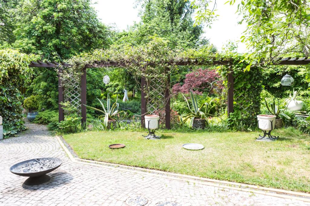 波茨坦Unterkunft Steffie的一个带凉棚和两个飞盘的花园
