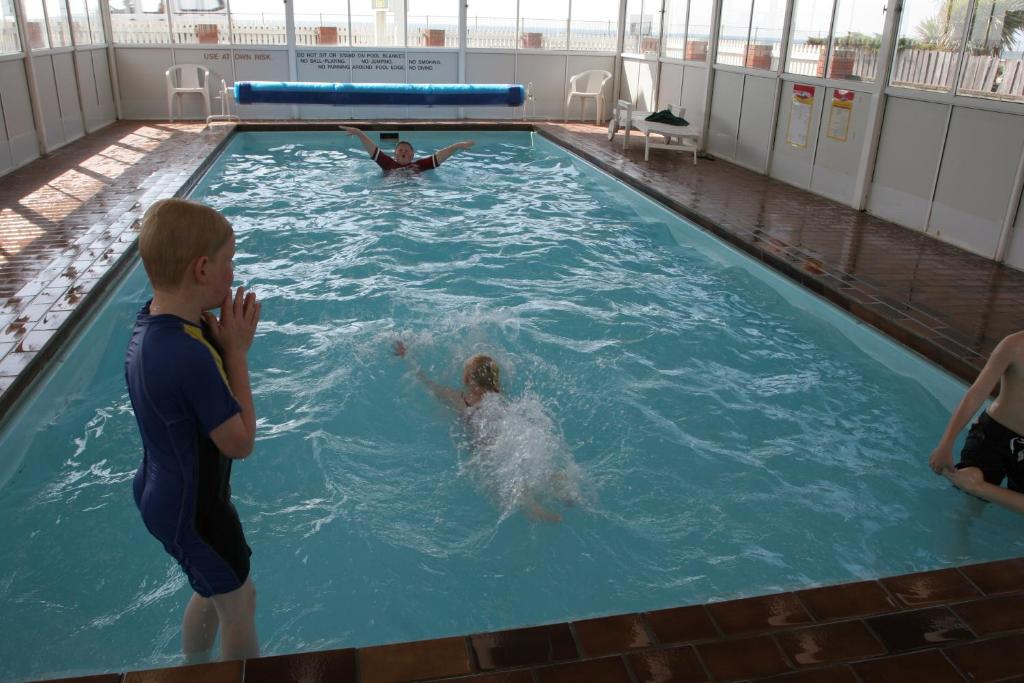 伯尔尼伯尼海景房车公园汽车旅馆的两人在游泳池游泳