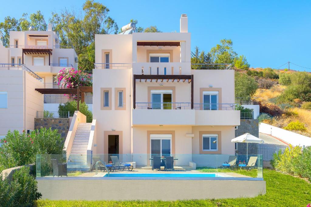 卡拉索斯Athoniki Villas的一座房子前面设有游泳池