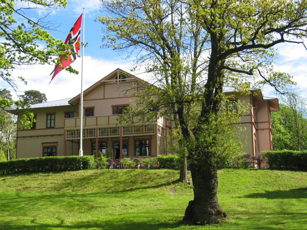 霍尔滕Sjømilitære Samfund的前面有旗帜的建筑