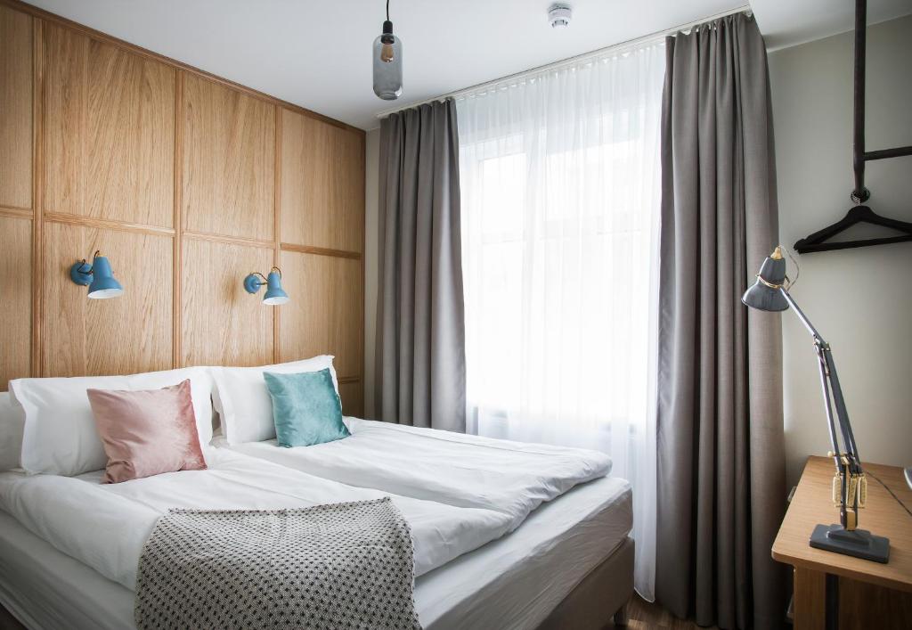 雷克雅未克欧登塞酒店公寓的酒店客房设有床和窗户。