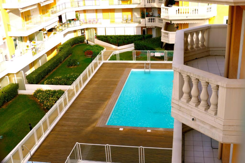 尼斯法兰西里维埃拉公寓的享有带游泳池的建筑的空中景致